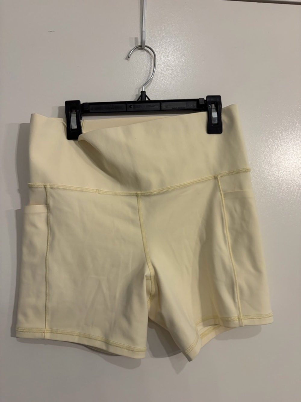 Athleta Limited Edition
Salutation Stash High Rise 5"
Shorts in Glow Medium